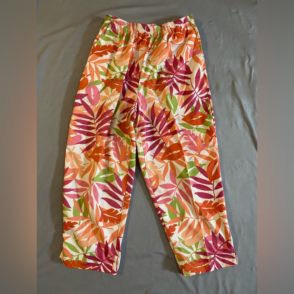 Alfred Dunner Multicolor Leaf Print Bottoms cropped Capri
